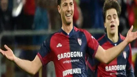 梅西球衣成球迷珍藏品，球员回房后细心回味