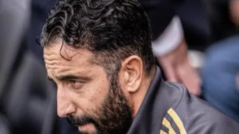 “切尔西客场挑战水晶宫！埃斯特旺领航，佩德罗、詹姆斯强势出击，激情之战一触即发！”